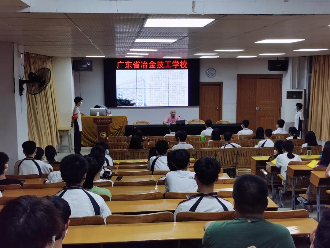 紅色基因代代傳----我校隆重舉行秋季開學第一課